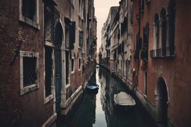 Venedik kanalı manzaralı tarihi binalar. İtalya.