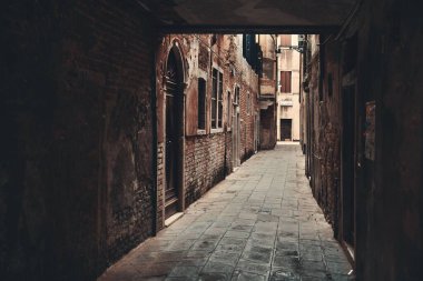 İtalya, Venedik 'teki tarihi binaların olduğu sokak manzarası.