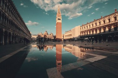 Venedik, İtalya 'daki Piazza San Marco' da çan kulesi ve tarihi binaların yansıması.
