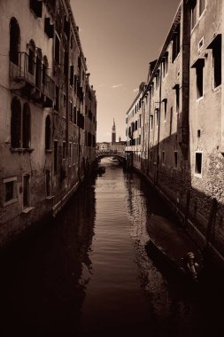 Venedik 'teki tarihi binalar arasında çan kulesi. İtalya.