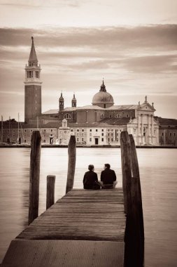 Venedik, İtalya San Giorgio Maggiore Kilisesi önünde severler.