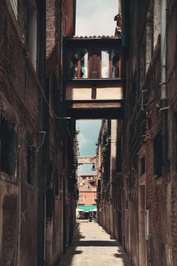 İtalya, Venedik 'teki tarihi binaların olduğu sokak manzarası.