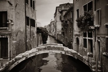 Venice Kanalı 'ndaki köprü. İtalya.