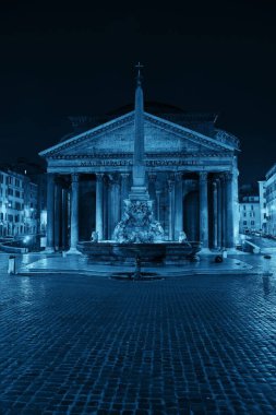 Gece sokak manzaralı Pantheon. İtalya 'nın Roma kentindeki en iyi korunmuş antik Roma binalarından biridir..
