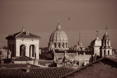 Roma tarihi mimarisi ve şehir siluetinin çatı manzarası. İtalya.