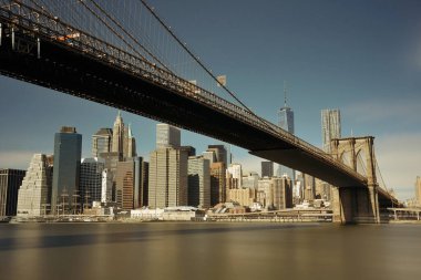 Brooklyn Köprüsü 'nün altında New York' ta Manhattan şehir merkezi silueti var.