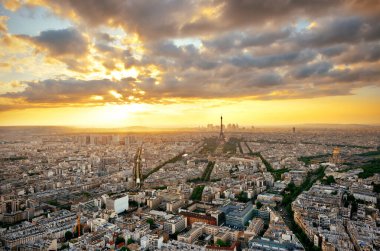 Günbatımında Eyfel Kulesi ile Paris 'in çatı manzarası. 