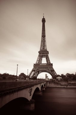 Paris, Fransa 'daki Seine Nehri' nde köprüsü olan Eyfel Kulesi.