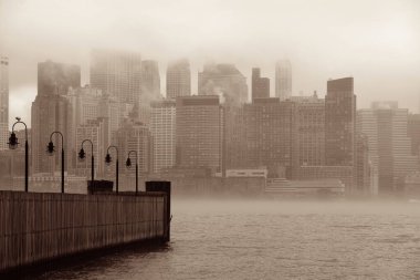 Sisli bir günde New York 'un şehir merkezindeki iş bölgesinde rıhtım var.
