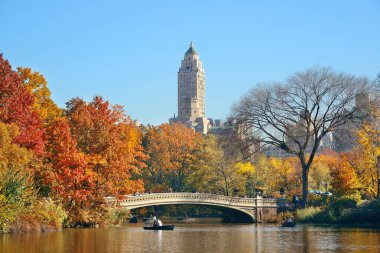 Yay Gölü sonbahar New York City Central Park'ta kentsel gökdelenler ile köprüden