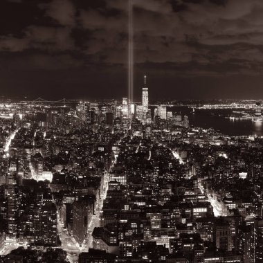 New York'un şehir manzarası gece görünümü ve 911 haraç ışık.
