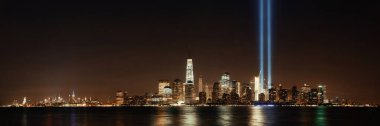 New York City şehir manzarası, gece panorama Hudson Nehri ve 11 Eylül anısına ışık üzerinde