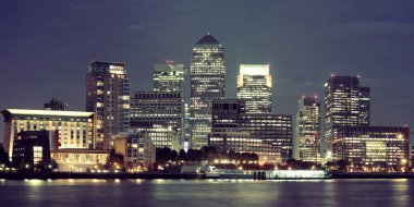 Londra 'daki Canary Wharf iş bölgesi Thames Nehri üzerinde gece. 