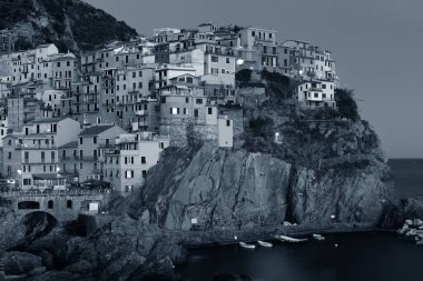 Manarola Akdeniz 'e tepeden bakan Cinque Terre' de gece yarısı binalar inşa etti..