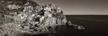 Siyah ve beyaz Manarola göz ardı Akdeniz manzaralı panorama binaları ile uçuruma Cinque Terre, İtalya.