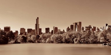 Central Park Sonbaharı ve şehir merkezi Manhattan 'daki göl üzerinde ufuk çizgisi