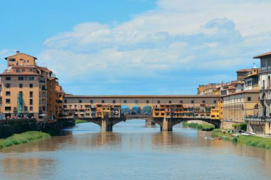 Ponte Vecchio Floransa 'daki Arno Nehri üzerinde..