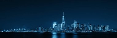 New York City gökdelenleri Hudson Nehri üzerinde geceleri New Jersey 'den izleniyor.