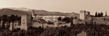 Granada Alhambra İspanya 'daki dağın üzerinden panoramik manzara.