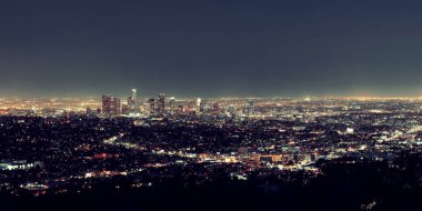 Geceleri şehir binalarıyla Los Angeles