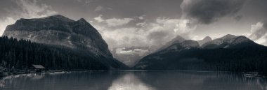 Banff Ulusal Parkı Louise Gölü, Kanada 'da dağlar ve ormanlarla birlikte gün doğumu panoraması.