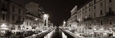 Naviglio Grande kanal panorama gece hayatı ile restoran ve barlar, Milano, İtalya.