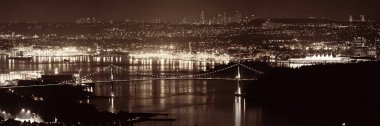 Vancouver şehir dağ en iyi gece görünümü binalar ve köprü ile.