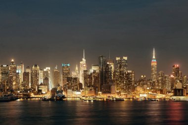 New York 'ta Hudson Nehri üzerinde gece gökdelenleri olan şehir merkezi gökdelenleri