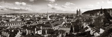 Çek Cumhuriyeti 'nde tarihi binalar manzaralı Prag silueti manzarası.