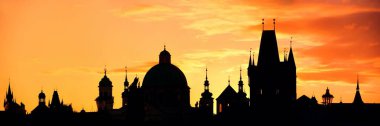 Prag Çek Cumhuriyeti 'ndeki tarihi binaların silueti gün doğumunda