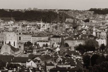 Prag, Çek Cumhuriyeti 'ndeki tarihi binalarla çatısı manzaralı.