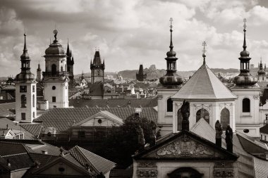 Prag, Çek Cumhuriyeti 'ndeki tarihi binalarla çatısı manzaralı.