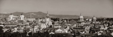 İtalya 'da antik mimari ile Roma çatısı manzarası siyah ve beyaz panorama. 