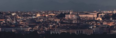 Roma 'nın çatısı gökyüzü manzaralı ve geceleri İtalya' da antik mimari. 
