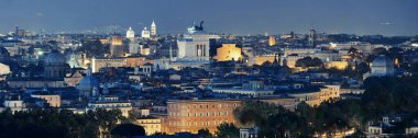 Roma 'nın çatısı gökyüzü manzaralı ve geceleri İtalya' da antik mimari. 