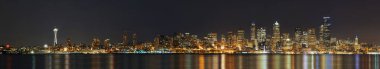 Şehir mimarisi ile Seattle şehrinin ufuk çizgisi deniz manzarası.