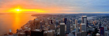 Gün batımında kentsel mimari ile Seattle çatı panorama görünüm.