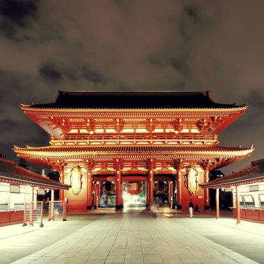 Tokyo 'daki Sensoji Tapınağı geceleyin.