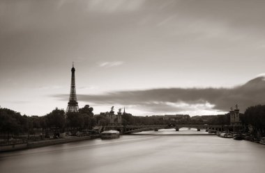 Paris Nehri Seine, Eyfel Kulesi ve Alexandre Köprüsü, gün batımında.