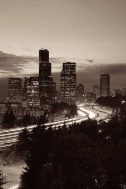 Seattle şehir manzaralı şehir mimarisi ve alacakaranlıkta trafik ışığı yolu.