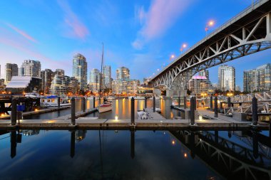Vancouver False Creek, gece köprüsü ve teknesiyle.