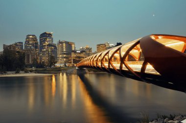 Calgary cityscape barış Köprüsü ve alacakaranlıkta, Kanada Alberta şehir gökdelenler ile.