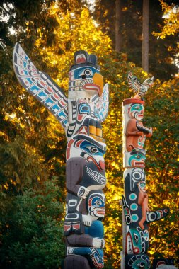 Kanada, Vancouver 'daki Stanley parkında Hint totem direkleri.