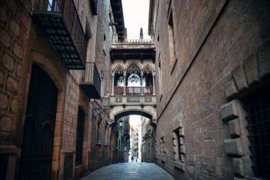 Pont del Bisbe ve Barcelona İspanya 'nın Gotik Mahallesi' nde dar bir sokak.