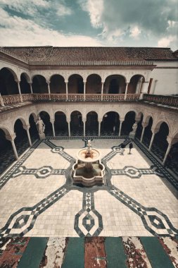 İspanya, Sevilla 'da güzel desenleri ve dekorasyonu olan Casa de Pilatos avlusu..