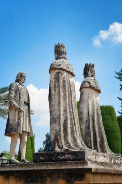 Hristiyan krallar Ferdinand, Isabella ve Kristof Kolomb 'un heykeli Cordoba, İspanya' daki Alcazar bahçesinde..