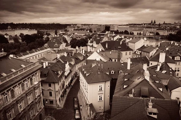 チェコ共和国の歴史的建造物とプラハのスカイライン屋上ビュー — ストック写真