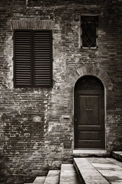 Itália Siena Edifício Antigo Com Parede Tijolo Janela Escadas Porta — Fotografia de Stock