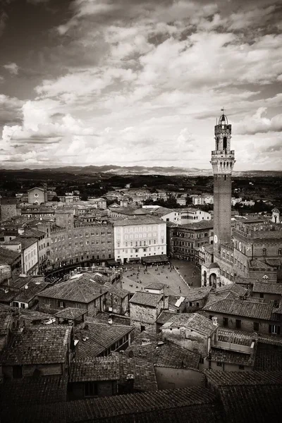 中世の町イタリアの歴史的な建物やタウンホールベルタワーとシエナスカイラインビュー — ストック写真