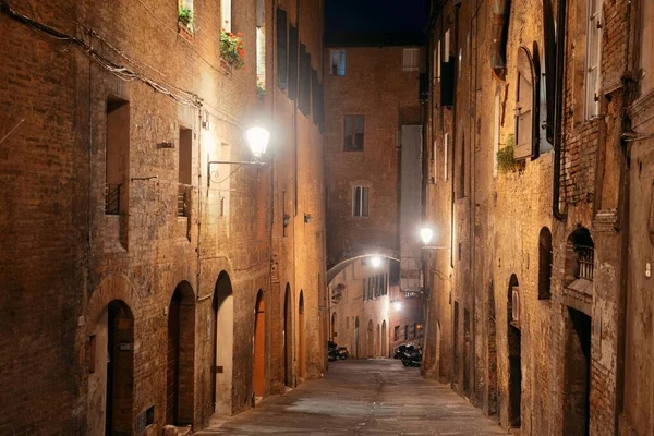 Vista Calle Con Edificios Antiguos Por Noche Siena Italia — Foto de Stock